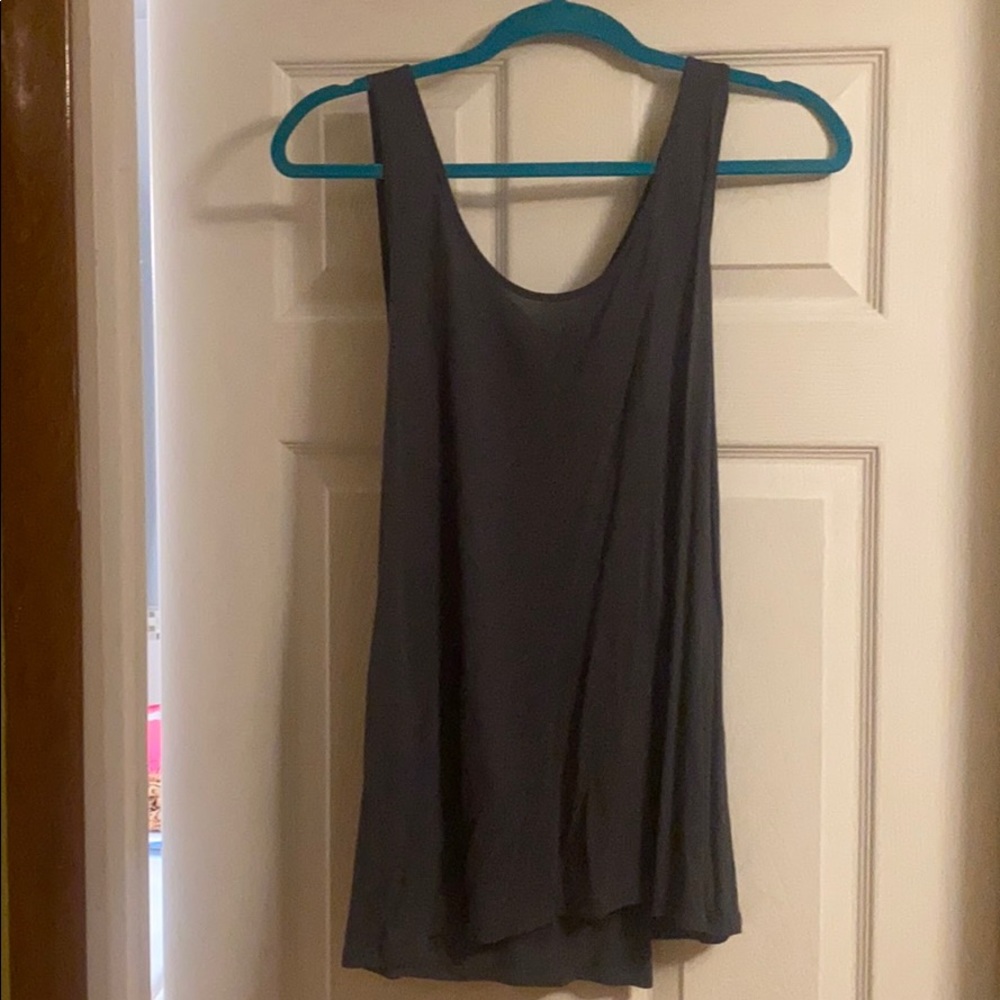 New with tags Crosby grey slanted hem top with a cute back. Size Medium.